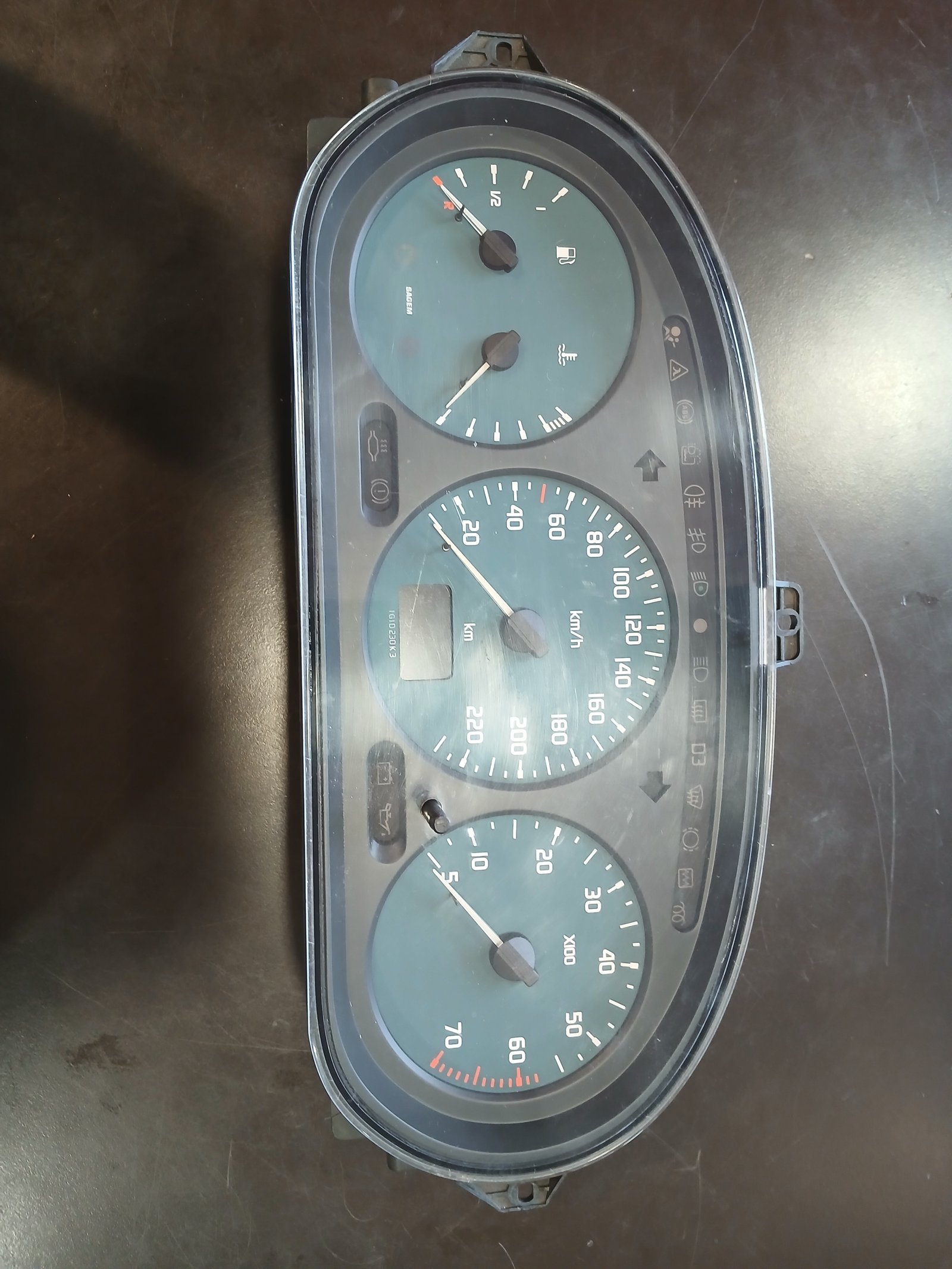 COMPTEUR DE SCENIC 2  1’6L ESSENCE. 199 064KM