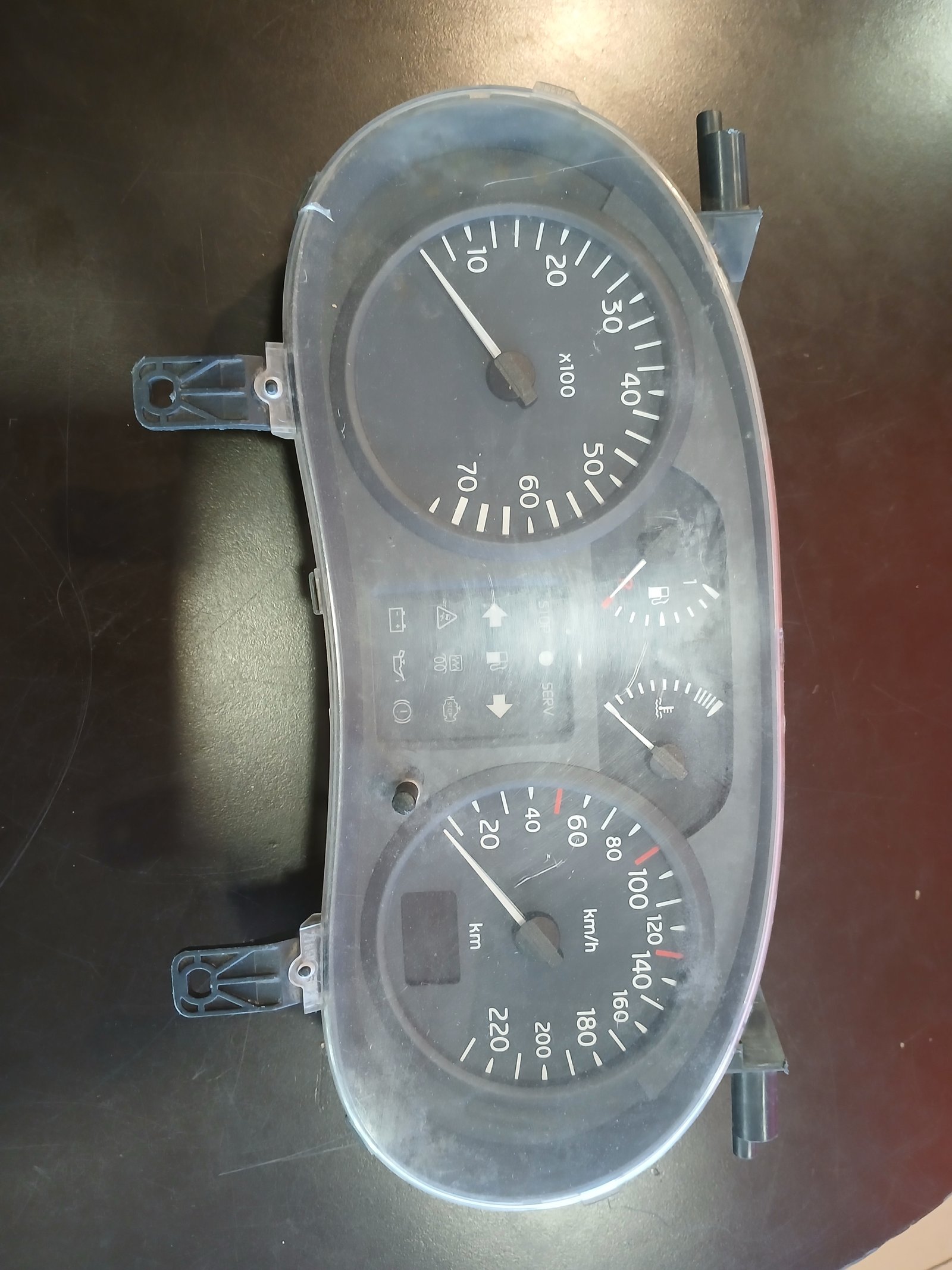 COMPTEUR DE CLIO 2 1,2L ESSENCE.   272000KM